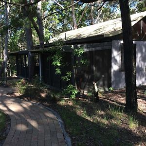 Two-Bedroom Cabin 1 King 1 Queen & 2 Single Beds